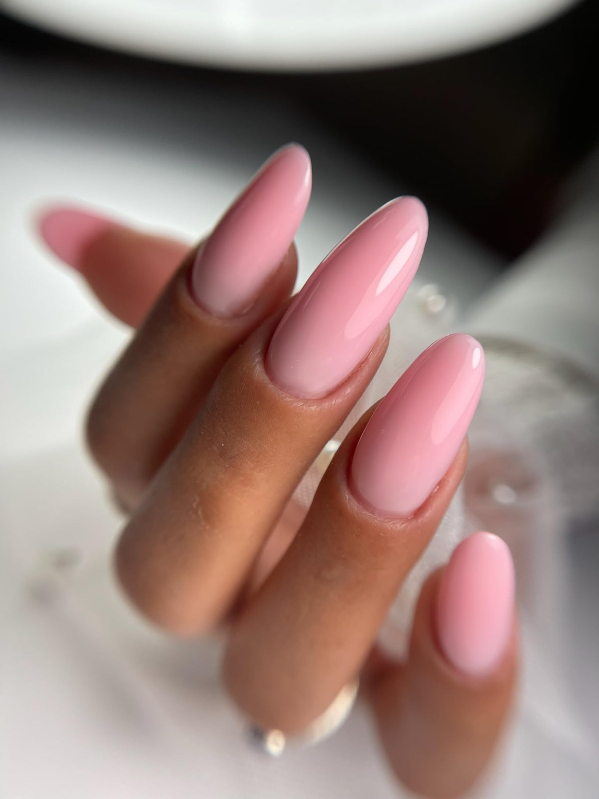 IN.HYPE elastic base enhances adhesion on thin or problematic nails.