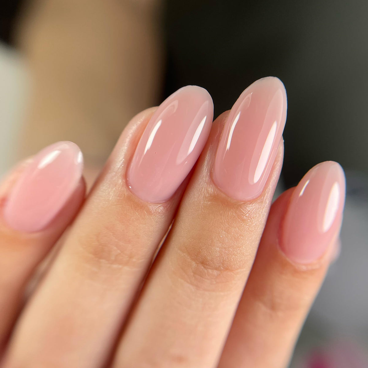 IN.HYPE Structure Gel base coat application in a thin layer for best adhesion.