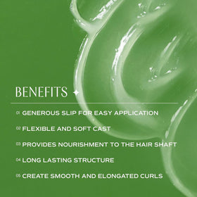 Close-up of INNERSENSE Curl Memory Gel texture, hydrating and smooth.