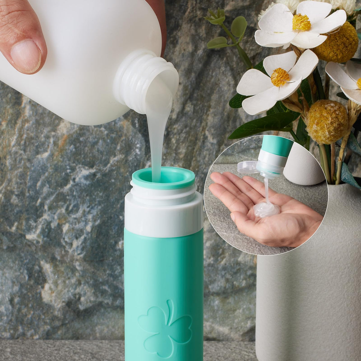 INSFIT wide-opening bottles for easy filling and cleaning.