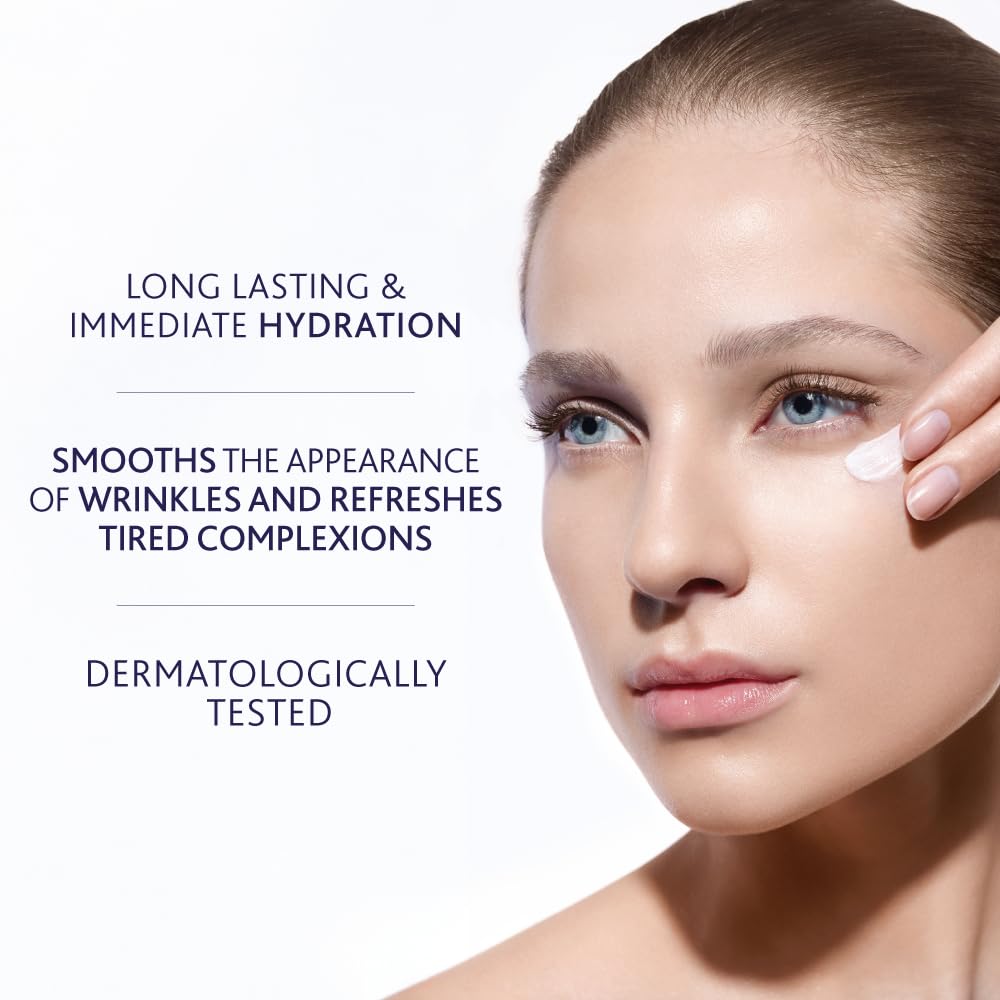 Esthederm Intensive Hyaluronic Eye Contour Serum texture swatch highlighting lightweight hydration.