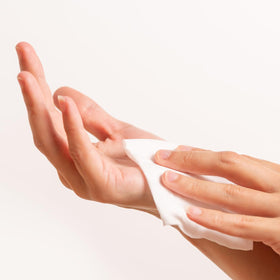 Intrinsics Petite lint-free face wipes prevent fibers during skincare routines.