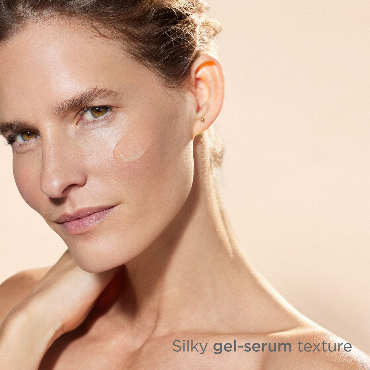 ISDIN Melaclear Advanced serum spread sample illustrating quick absorption and hydration.
