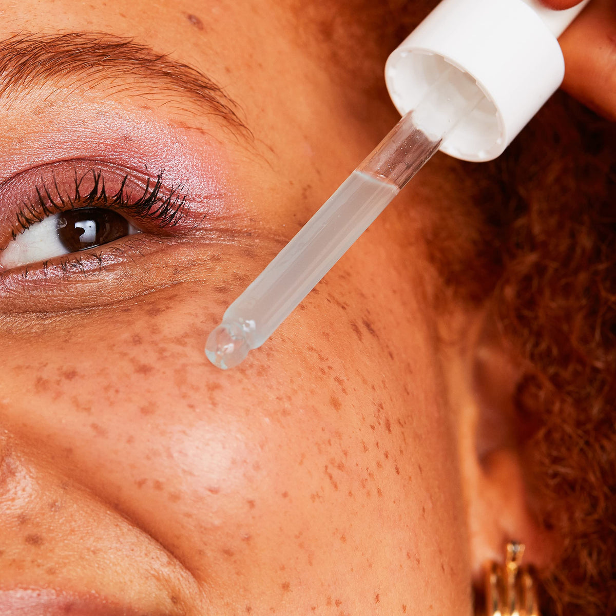 Isle of Paradise Hyglo serum with hyaluronic acid close-up for hydration and radiance