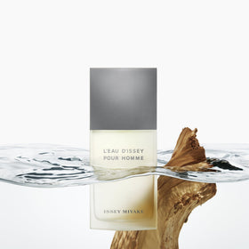 Issey Miyake L'Eau d'Issey Pour Homme spray action, refreshing scent release.