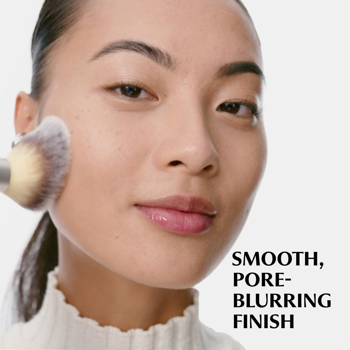 IT Cosmetics Heavenly Luxe Wand Ball Powder Brush #8 soft-touch handle for comfortable, controlled sweeps