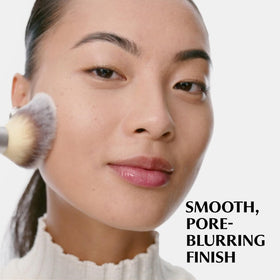IT Cosmetics Heavenly Luxe Wand Ball Powder Brush #8 soft-touch handle for comfortable, controlled sweeps