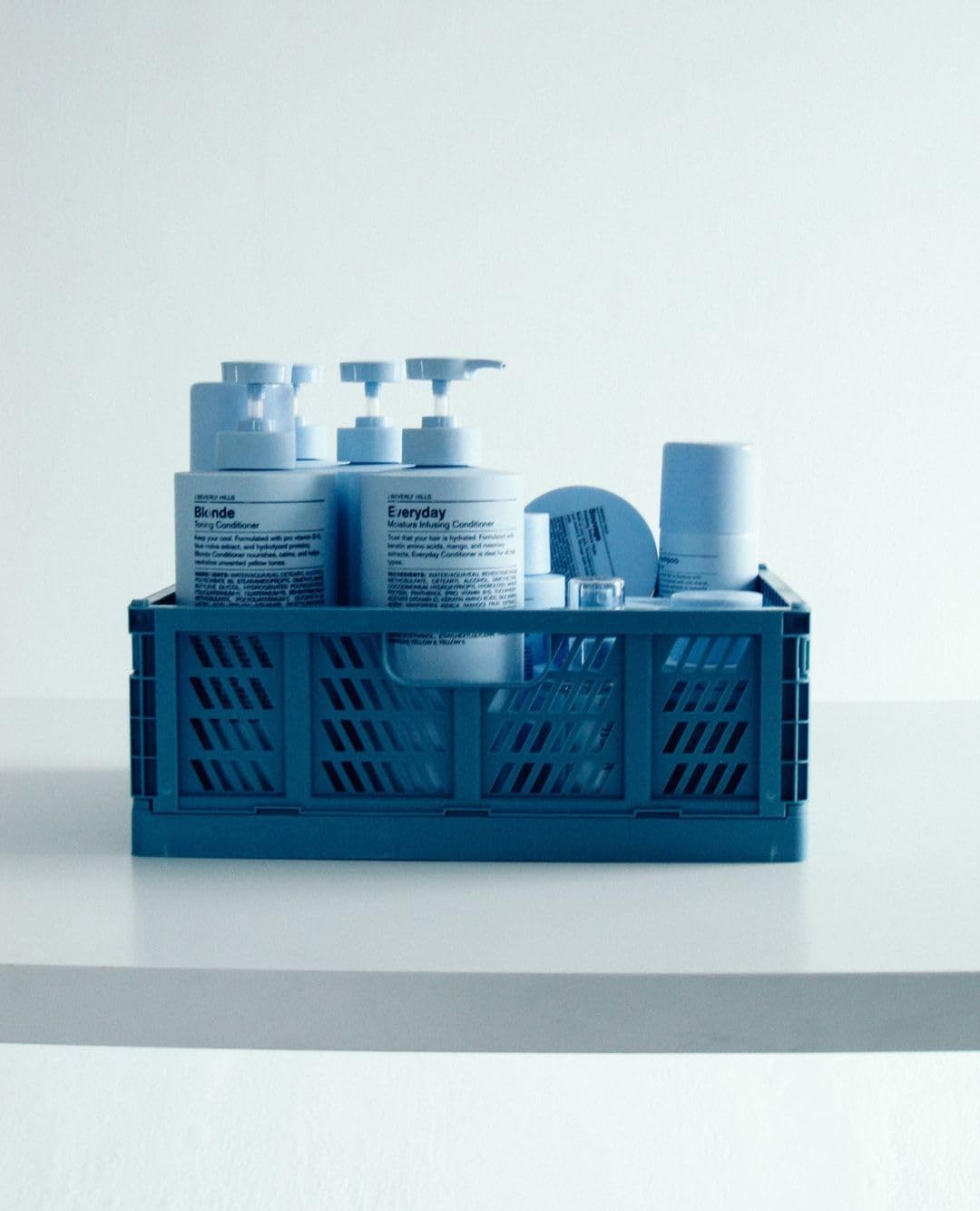 Lather moment with blue shampoo highlighting castor and jojoba oils for moisturizing protection.