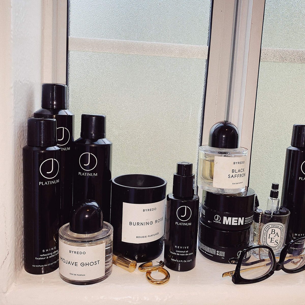 Close-up shows ends-focused application for lightweight styling.