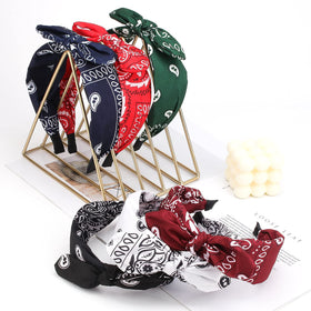 Jaciya white headband with paisley print offers gentle hair protection and versatile daily style.