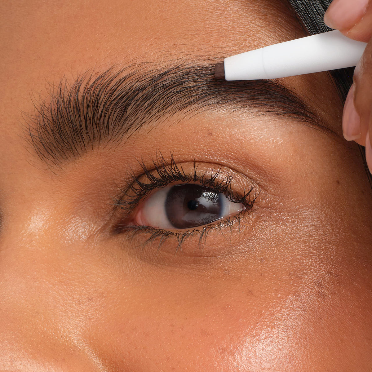 Jane Iredale PureBrow retractable pencil tip enables quick definition and on-the-go grooming.