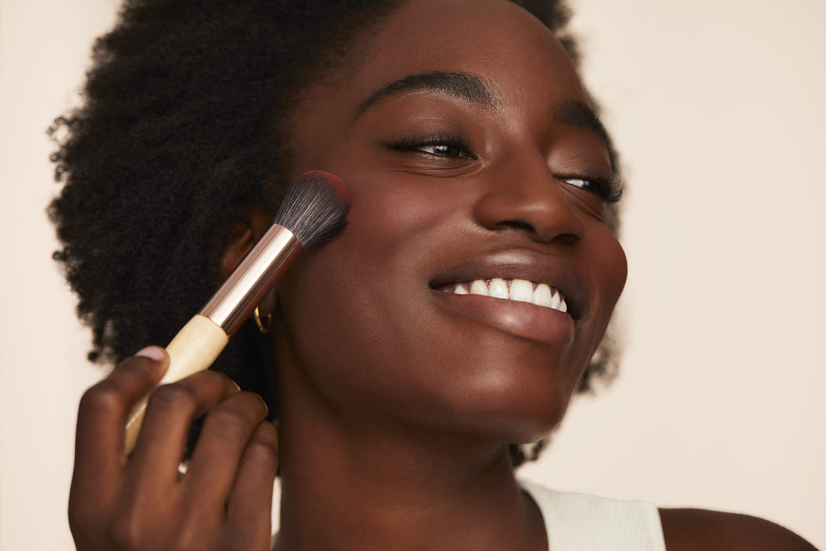 Jane Iredale PurePressed Blush application brush delivers precise, natural-looking color.