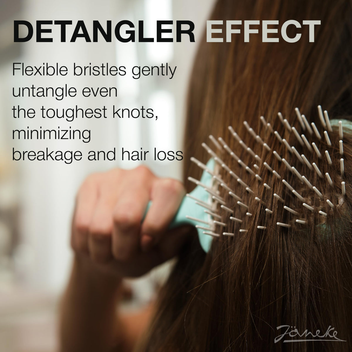 Janeke Superbrush anti-static carbon bristles reduce frizz during brushing.