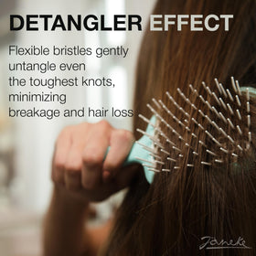 Janeke Superbrush anti-static carbon bristles reduce frizz during brushing.