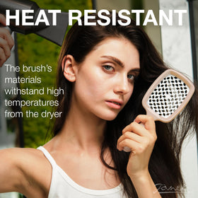 Janeke Superbrush heat-resistant construction stays stable during blow-drying.