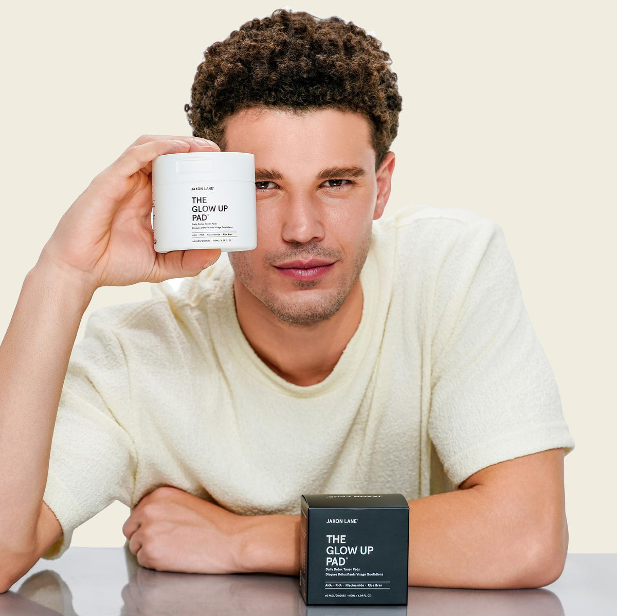 JAXON LANE Hyaluronic acid and ceramides, hydrating barrier protection.