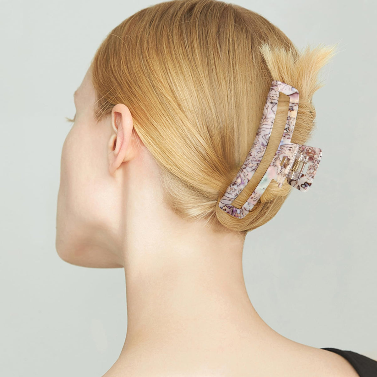 Jayongnee clip worn on styled hair demonstrating strong hold.