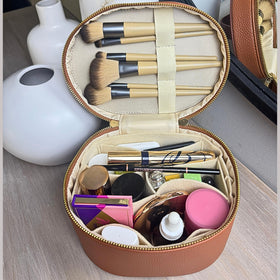 JAZD vanity case top handle and zipper enable easy grabbing on the go.