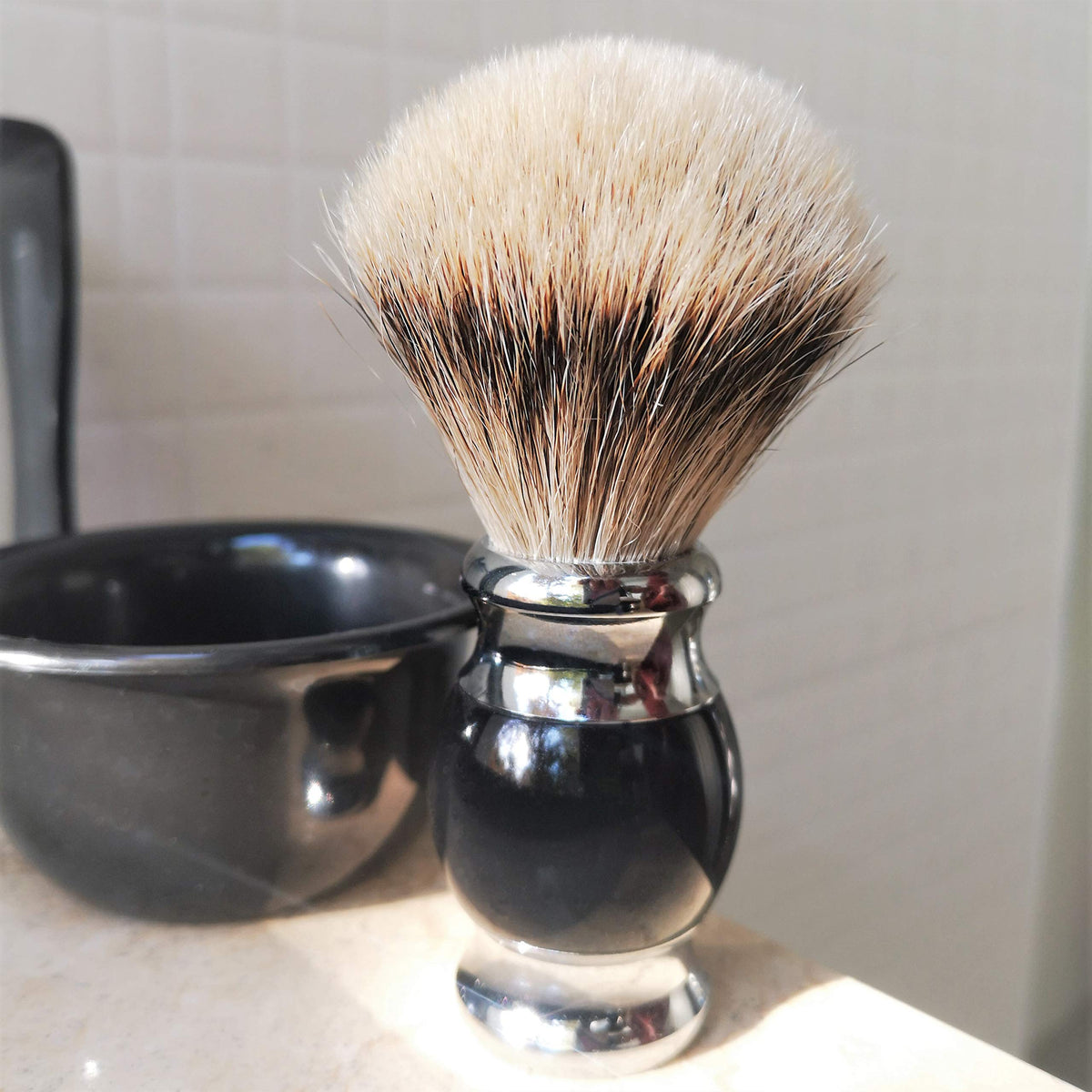 JEQUIL&CORENVEO resin handle offers stylish design and comfortable grip for daily grooming.