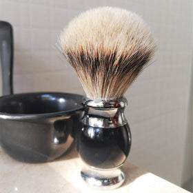 JEQUIL&CORENVEO resin handle offers stylish design and comfortable grip for daily grooming.