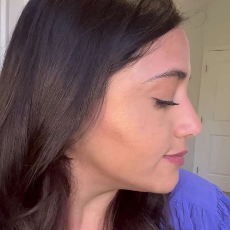Compact purse-sized bronzer for easy on-the-go touch-ups.