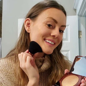 Jerome Alexander Magic Minerals bronzer includes Hyaluronic Acid for hydration during wear.