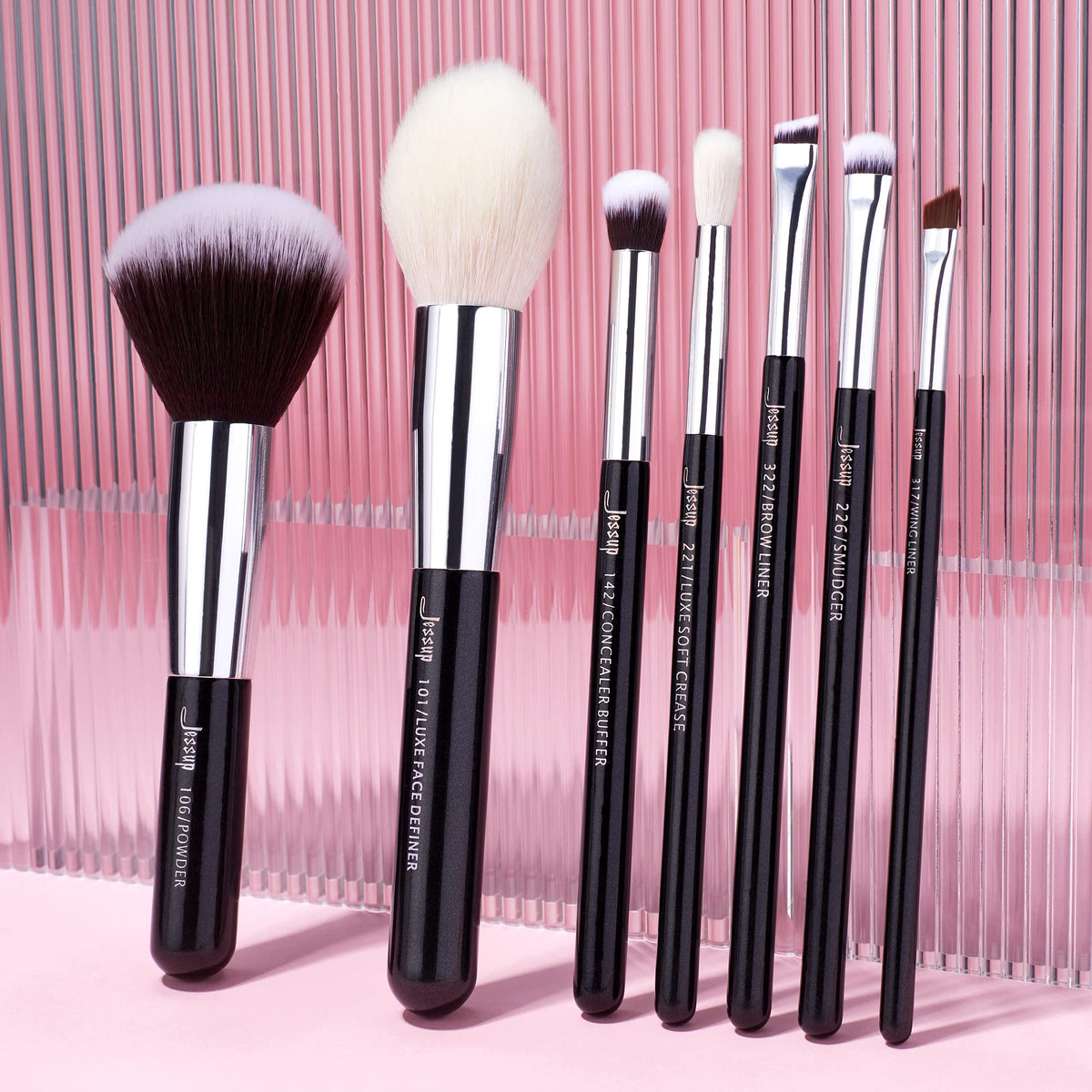 Jessup lip brush for clean, precise lip color definition.