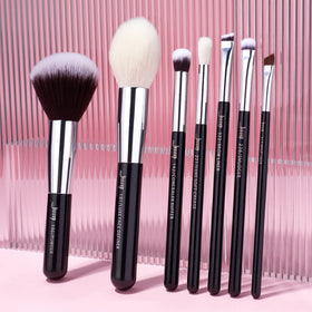 Jessup lip brush for clean, precise lip color definition.