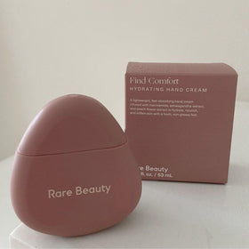 On-the-go use of JIGME CALA Rare hand cream during a busy day.