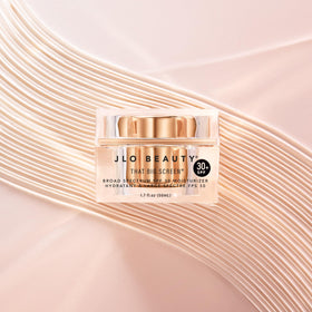 JLO BEAUTY blue-light defense graphic demonstrates protection from digital screens.