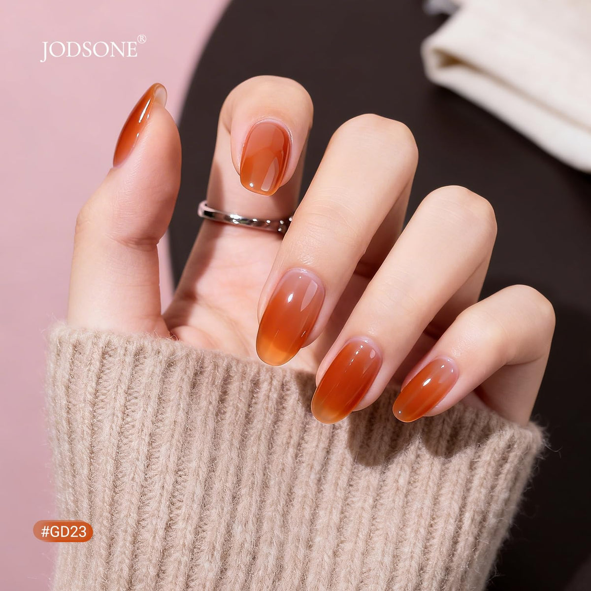 JODSONE matte top coat adds a velvety finish to nails.