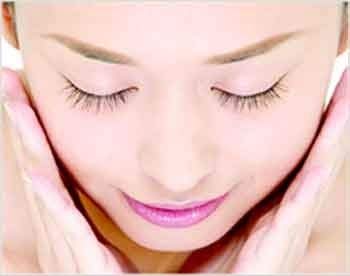 JOESOEF Sulfur Soap application foam image captures soothing lather for a gentle cleanse.