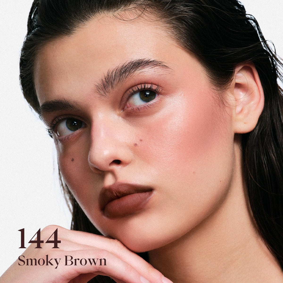 Joocyee Velvet Rouge soft matte finish enhances precise lip edges.