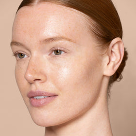Jouer Glow Drops on high points for luminous finish