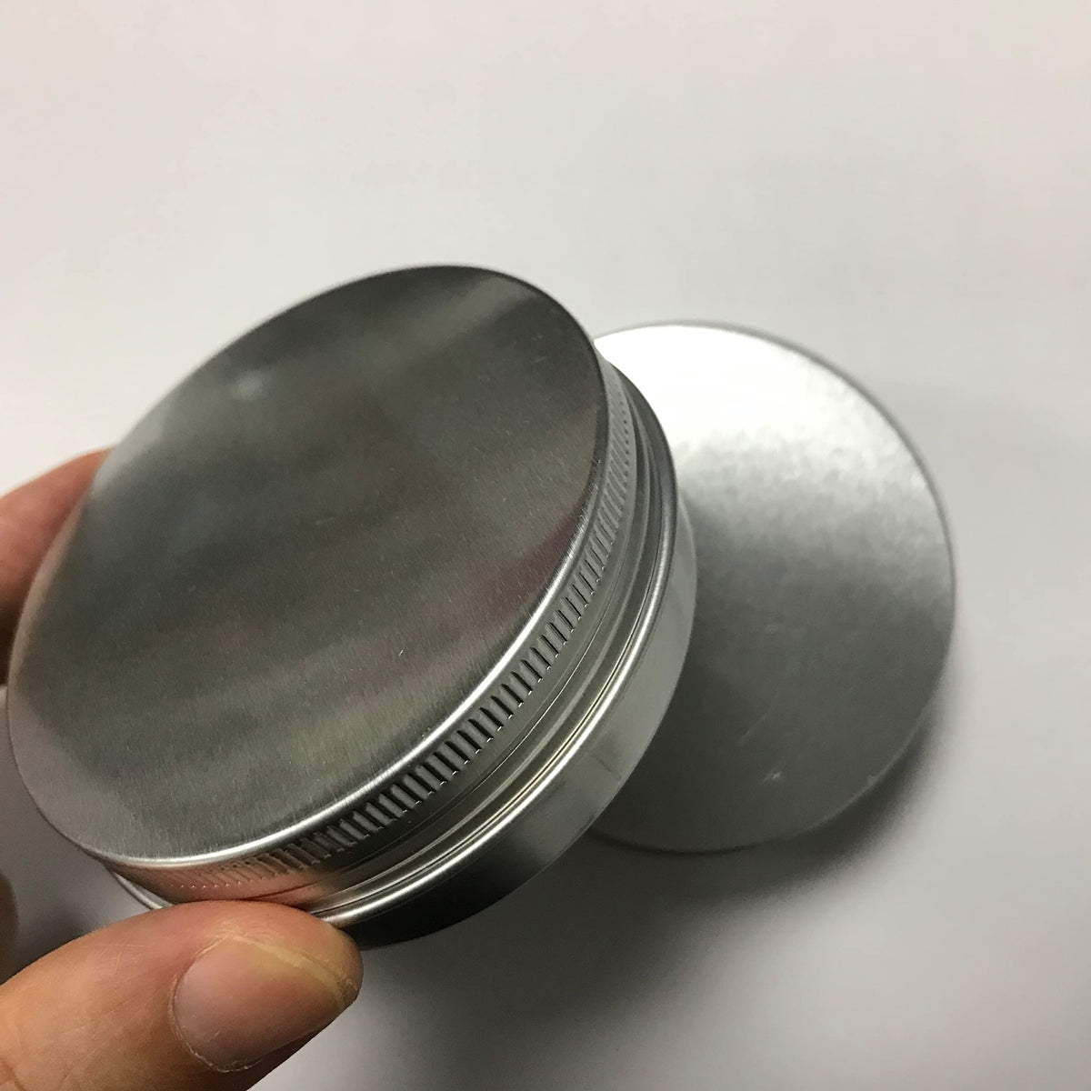 JOYWENG lightweight aluminum surface protects contents from heat.