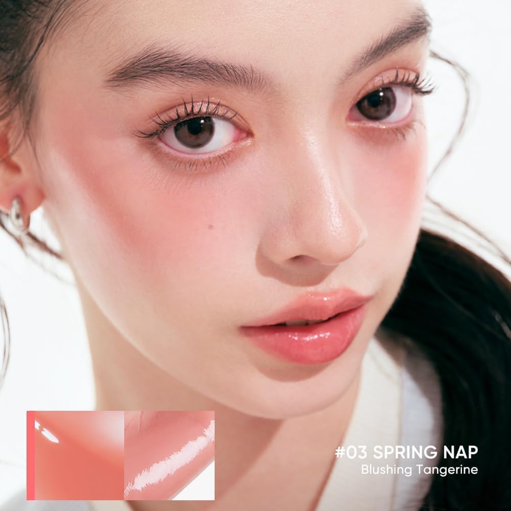 Four-shade palette offers cool and warm undertones for versatility.