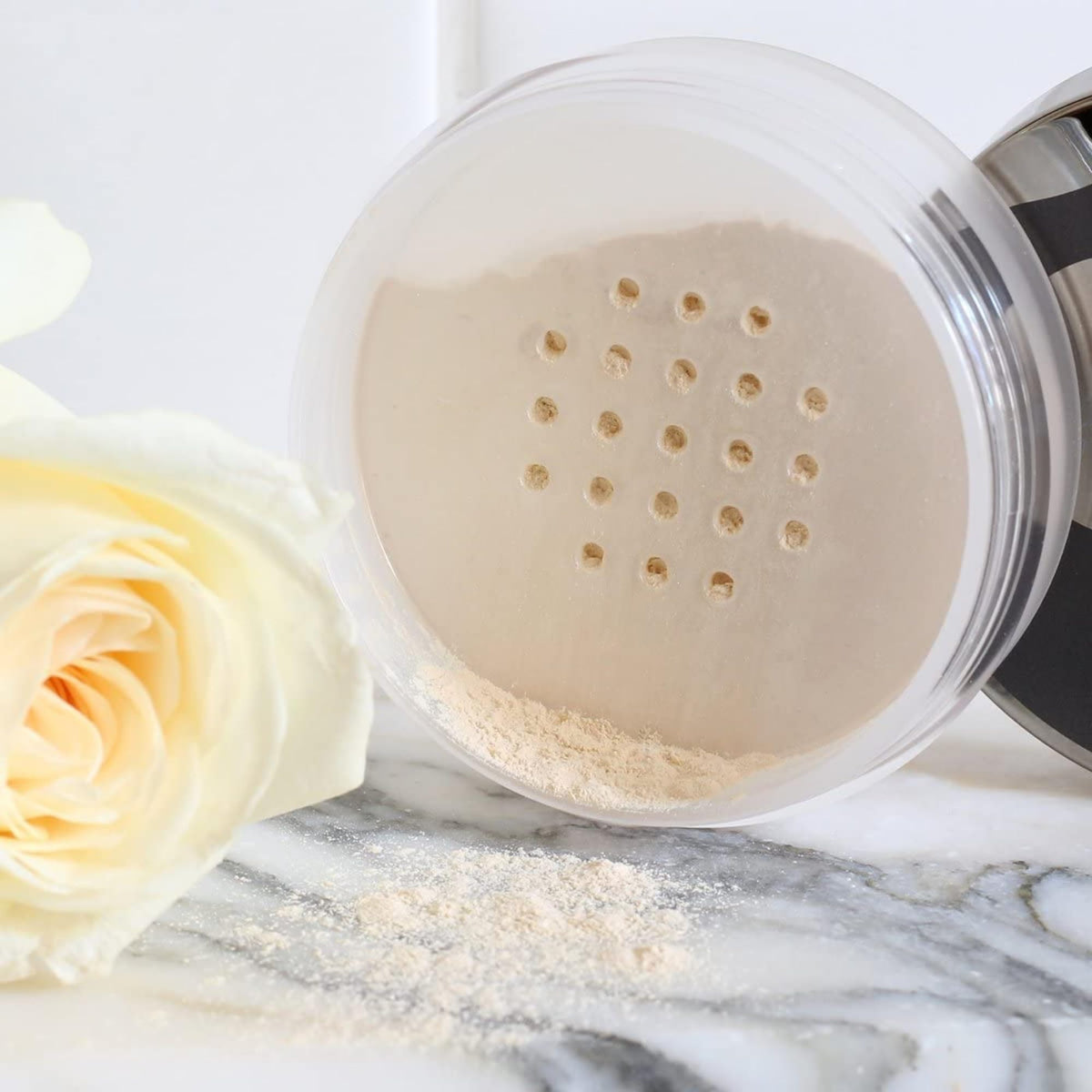 Juice Beauty Flawless Finishing Powder 01 translucent close-up highlights ultra-fine texture and natural glow.