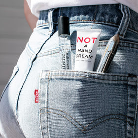 Juliette Has A Gun Not a Hand Cream cetalox note enhances warm woody scent