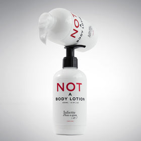 Ingredients swatch reveals glycerin, shea butter, capric triglyceride for hydration