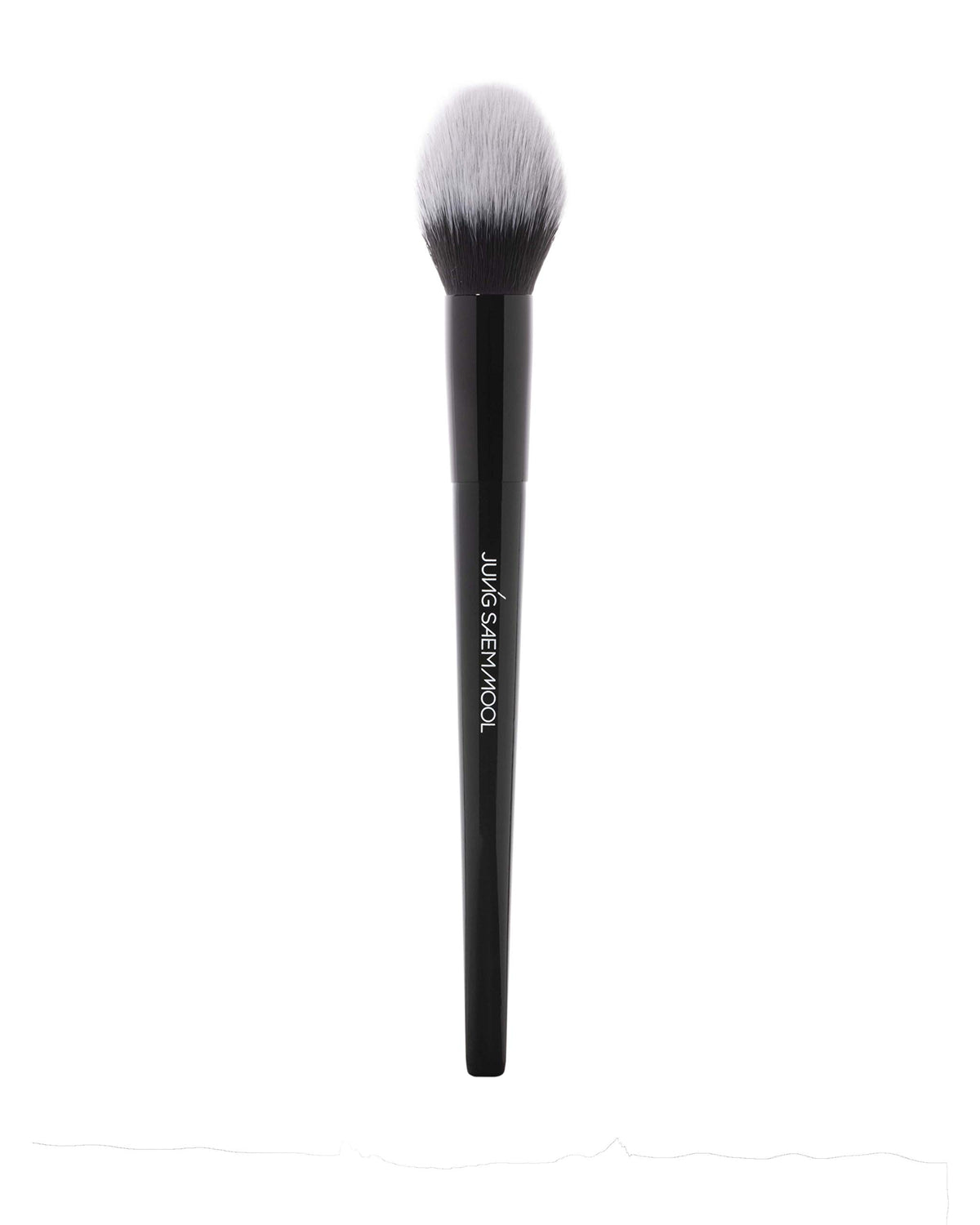 JUNG SAEM MOOL Masterclass Powder Brush angled bristles for precise contouring and seamless blending.
