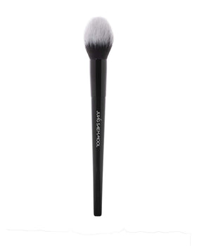 JUNG SAEM MOOL Masterclass Powder Brush angled bristles for precise contouring and seamless blending.