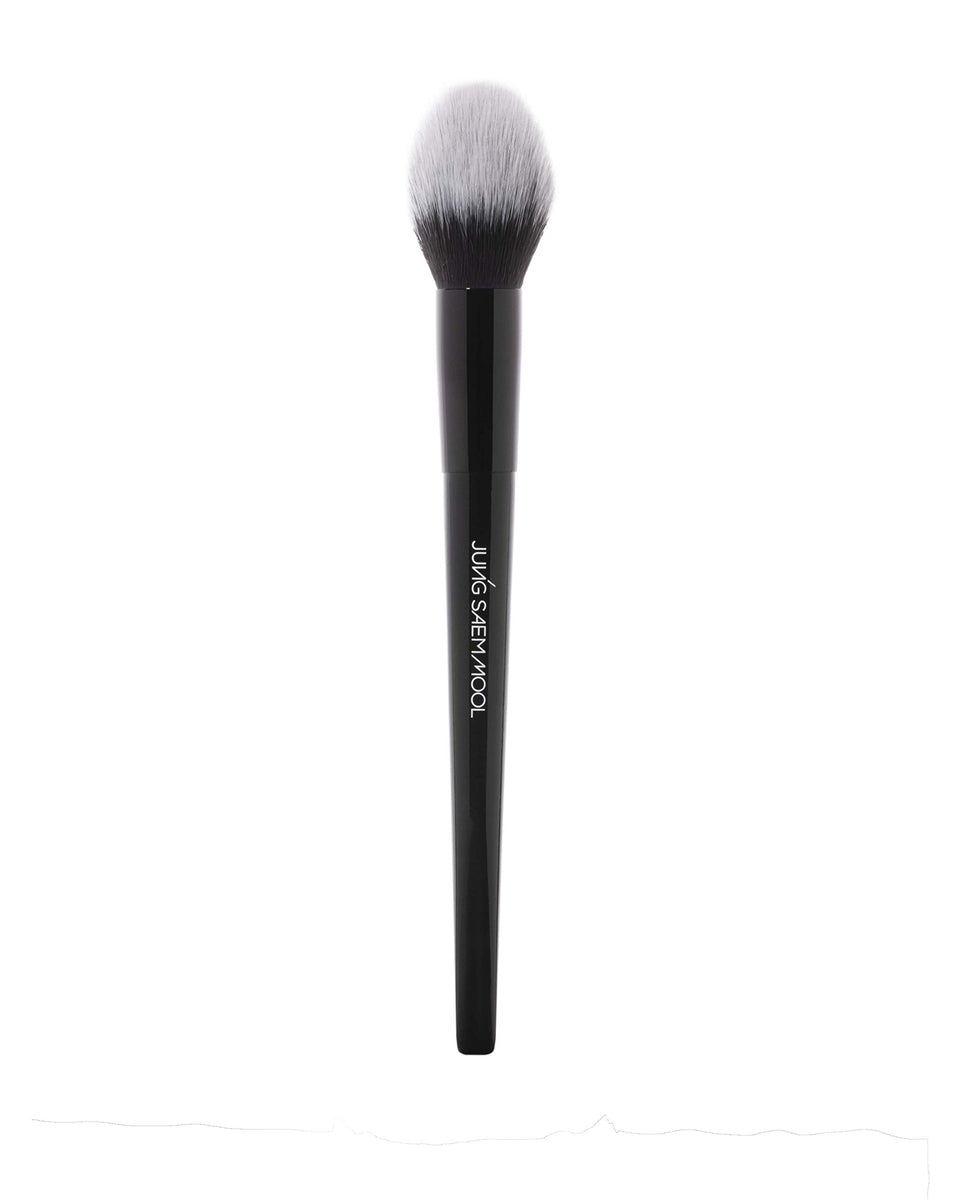 JUNG SAEM MOOL Masterclass Powder Brush angled bristles for precise contouring and seamless blending.