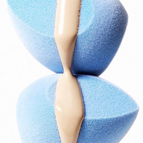 JUNO & Co. sponge in wet use applying foundation for even coverage