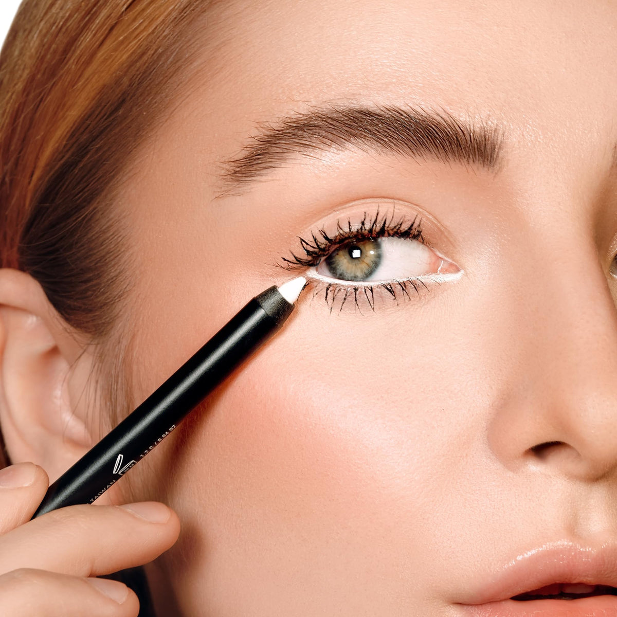 K7L White Eyeliner Waterline crema swatch close-up highlighting creamy texture.