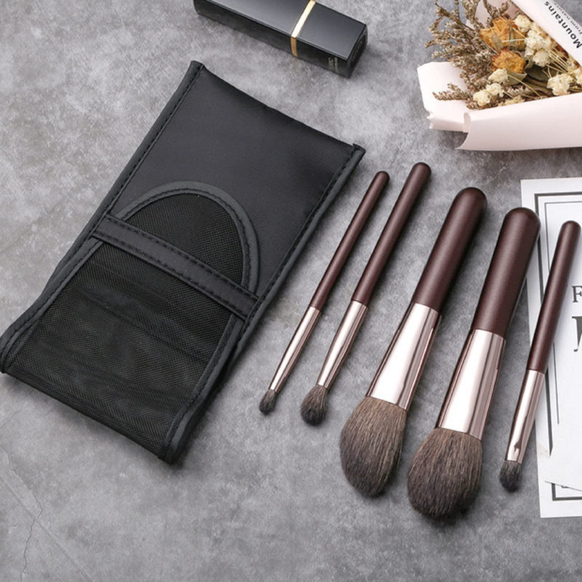 Kanviensl detail-eye brush targets small areas for precise liner and definition.