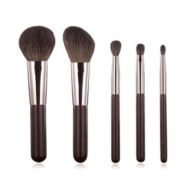 Kanviensl makeup pouch keeps brushes organized and protected during trips.