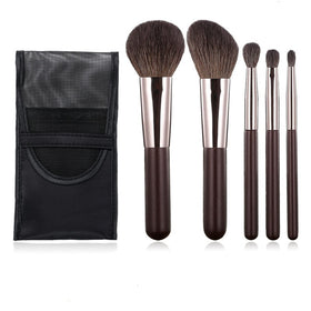 Kanviensl powder brush offers ultra-soft bristles for smooth, natural powder application on the go.
