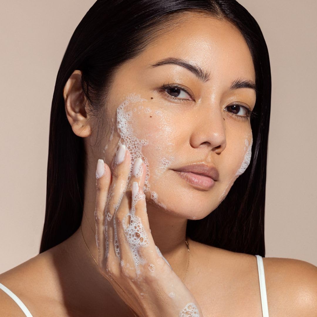 Texture close-up reveals light foaming gel lifting impurities