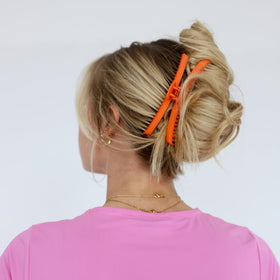 KAXI Claw on bun illustrates everyday secure styling.