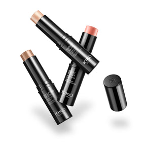 KIKO Milano Contouring Face Set 01 blush application demonstrates quick cheek color.